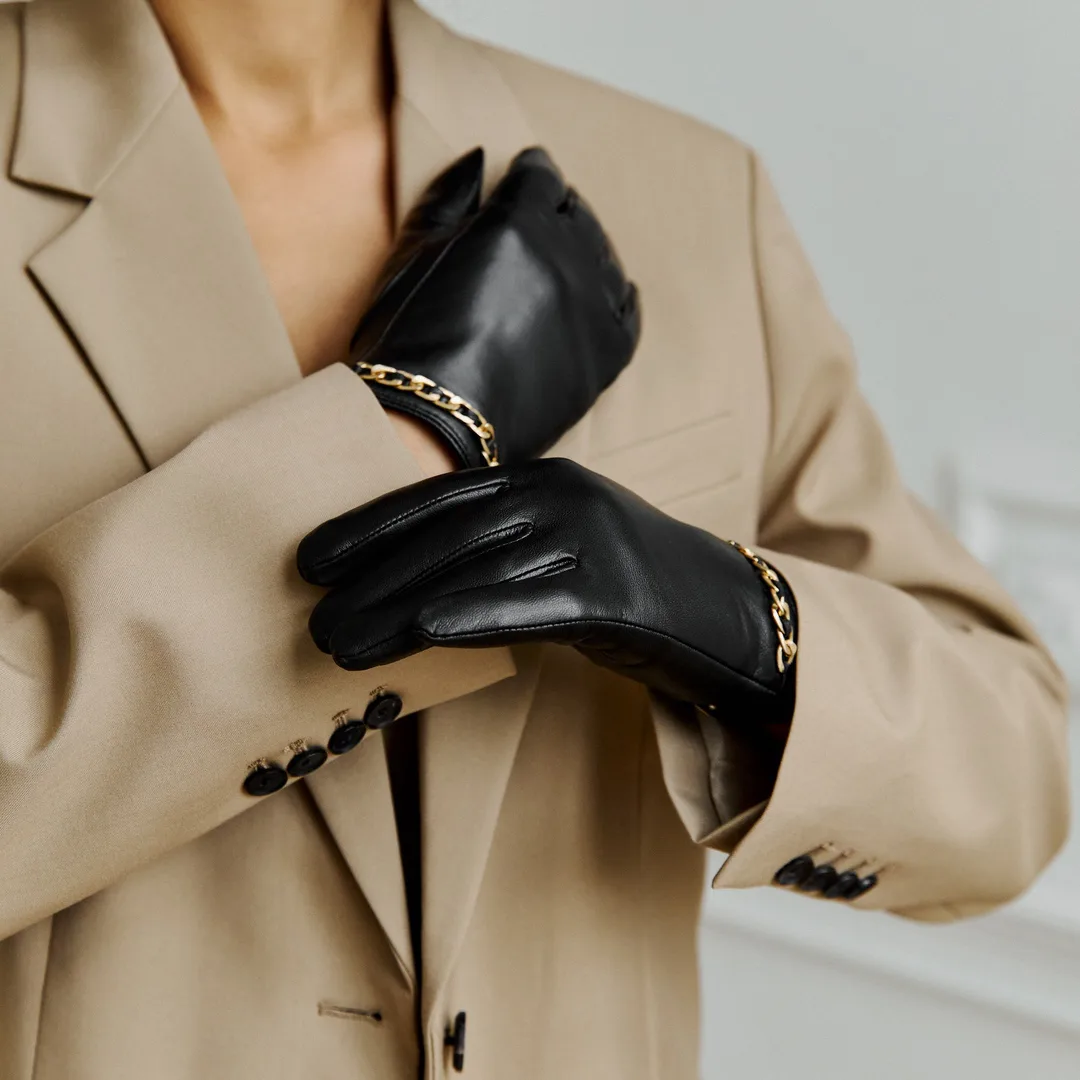 gants pour femmes avec une chaîne en or