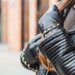 gants noirs avec clous dorés